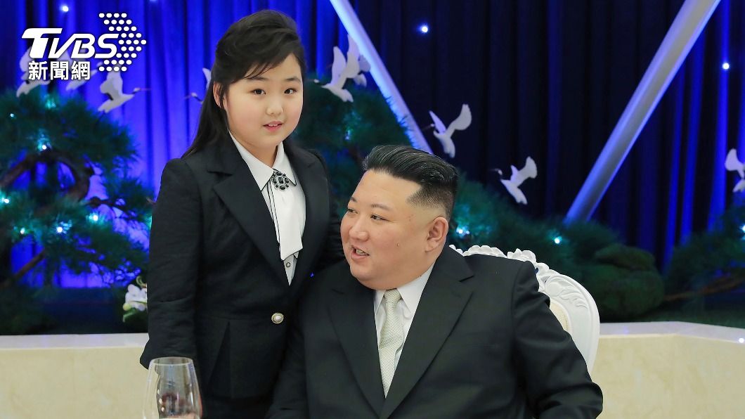 金正恩帶女兒出席宴會　金珠愛超齡打扮「黑裙套裝還化妝」