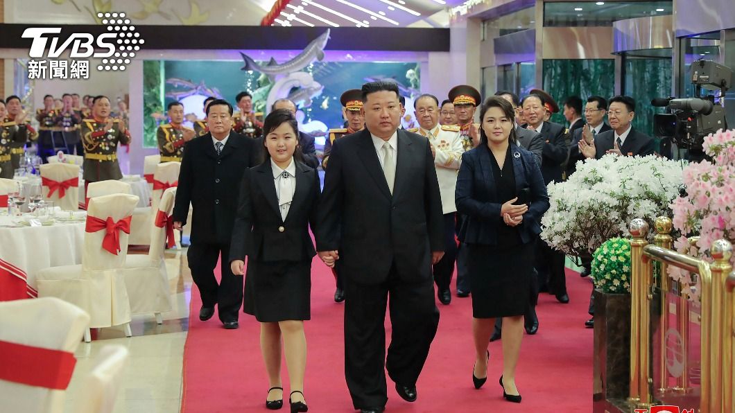 金正恩帶著愛女金珠愛與妻子李雪主走紅毯。(圖/達志影像美聯社)