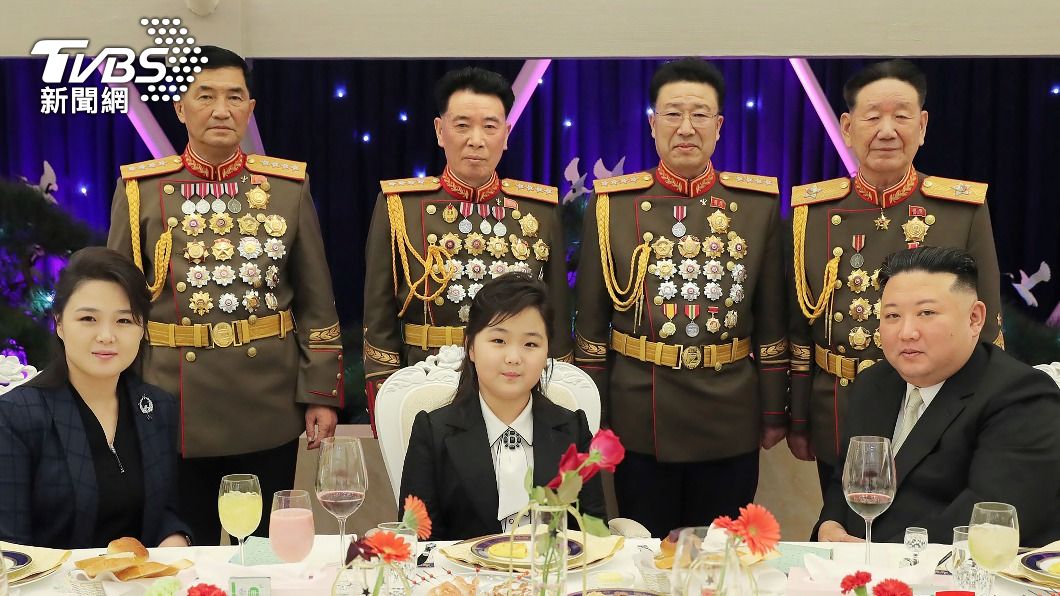 金正恩、金珠愛、李雪主與北韓軍方高官合照。(圖/達志影像美聯社)