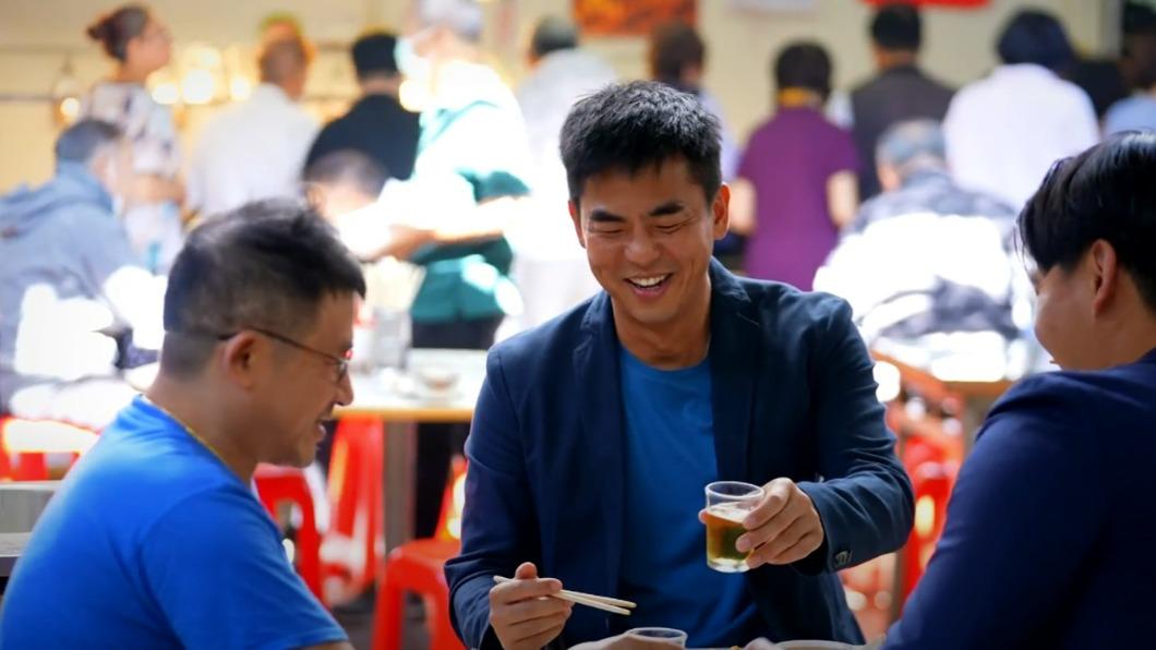 柯有倫開信心地吃著台南的下午茶。(圖/三立提供)