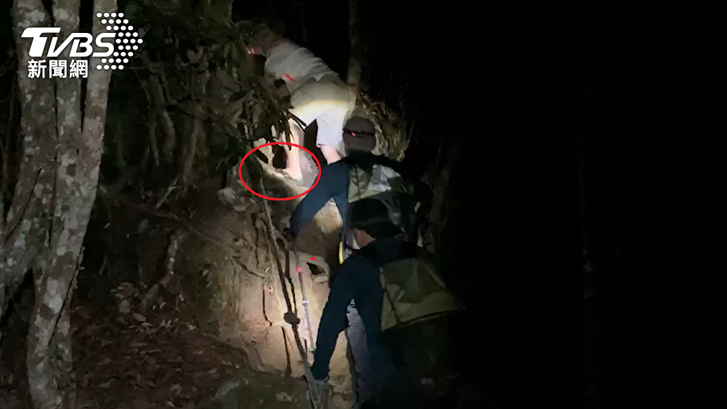 張男穿夾腳拖登山。（圖／TVBS）