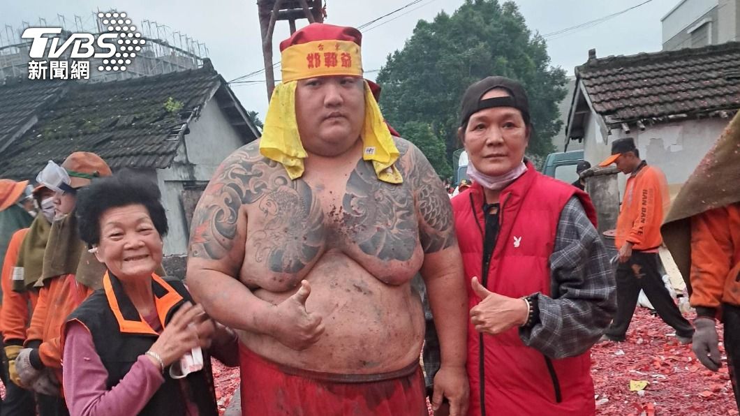 台東元宵炮炸邯鄲活動出現全國最重肉身170公斤。(圖/周彥勳提供)