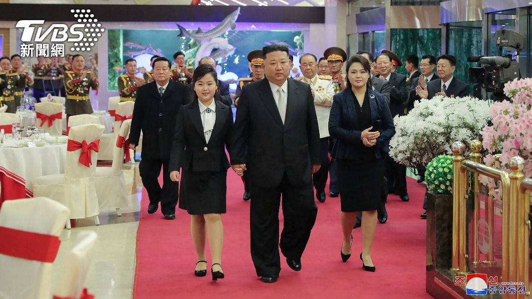 金正恩與妻女抵達慶祝宴會現場。(圖/達志影像美聯社)