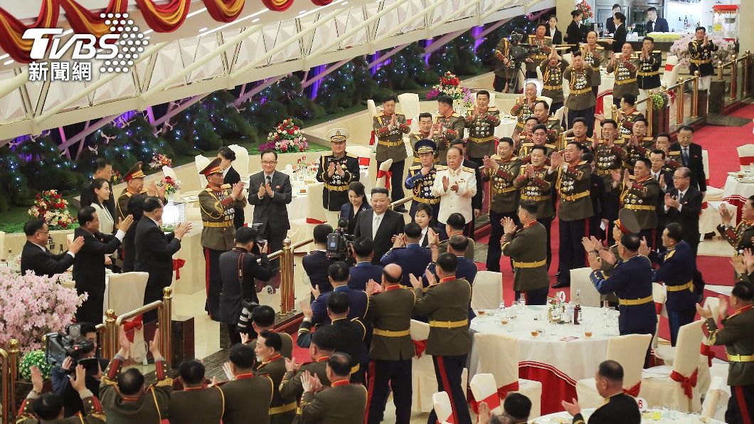 金正恩一家接受熱烈歡迎。(圖/達志影像美聯社)