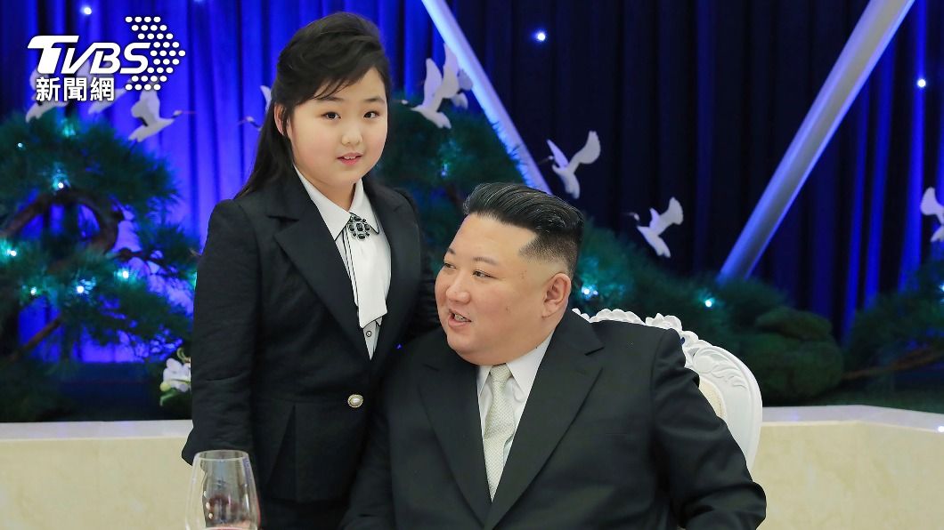 金珠愛緊靠在父親金正恩身旁。(圖/達志影像美聯社)