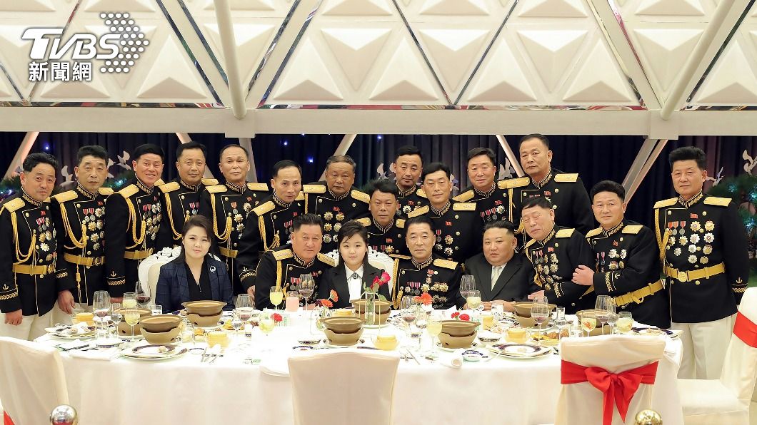 金正恩一家與高級官員們合照。(圖/達志影像美聯社)