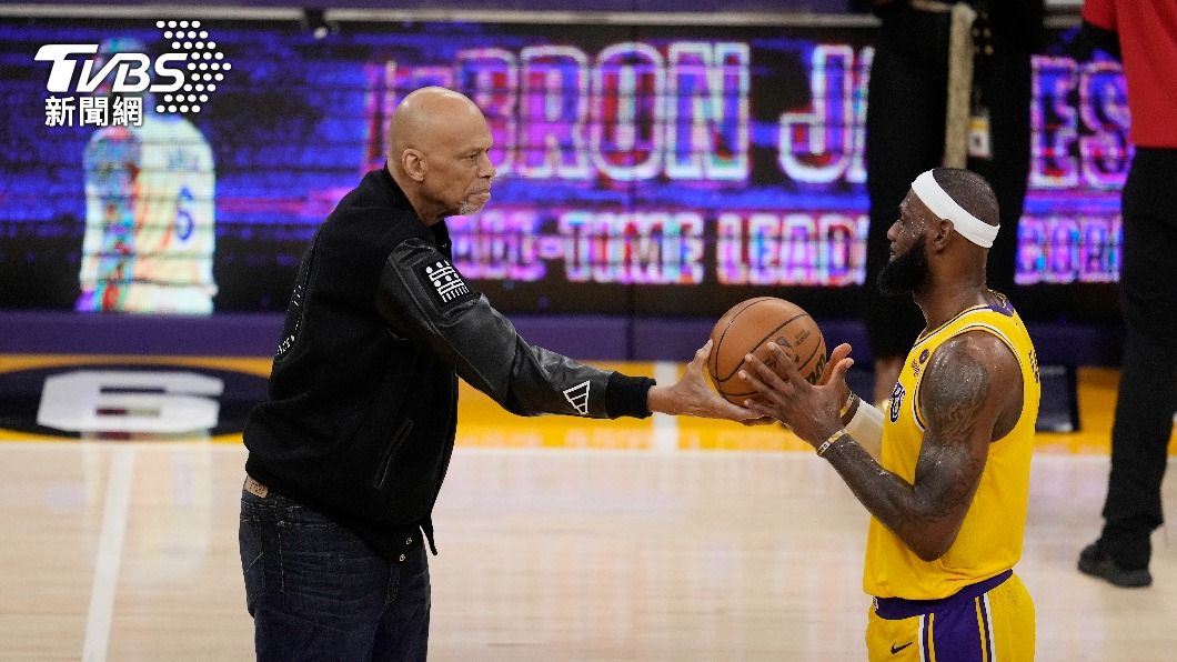 歷史時刻!詹姆斯奪NBA得分王 接獲賈霸贈球激動落淚