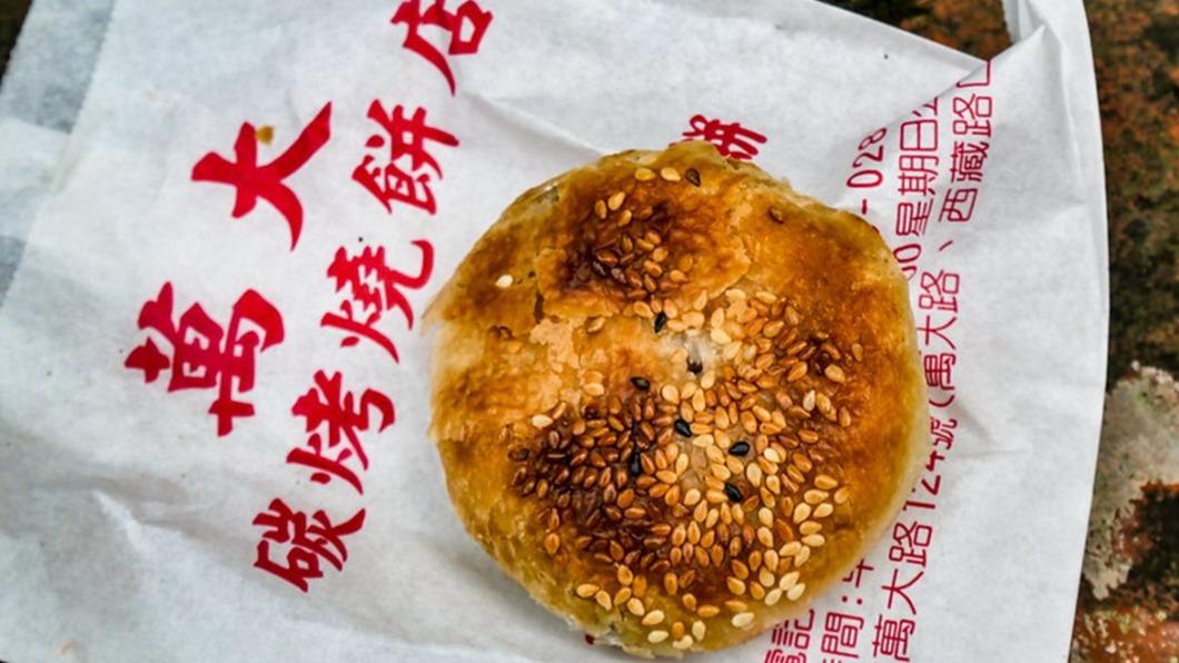 甜口味的裡面是包紅豆餡。（圖／鄉民食堂提供）