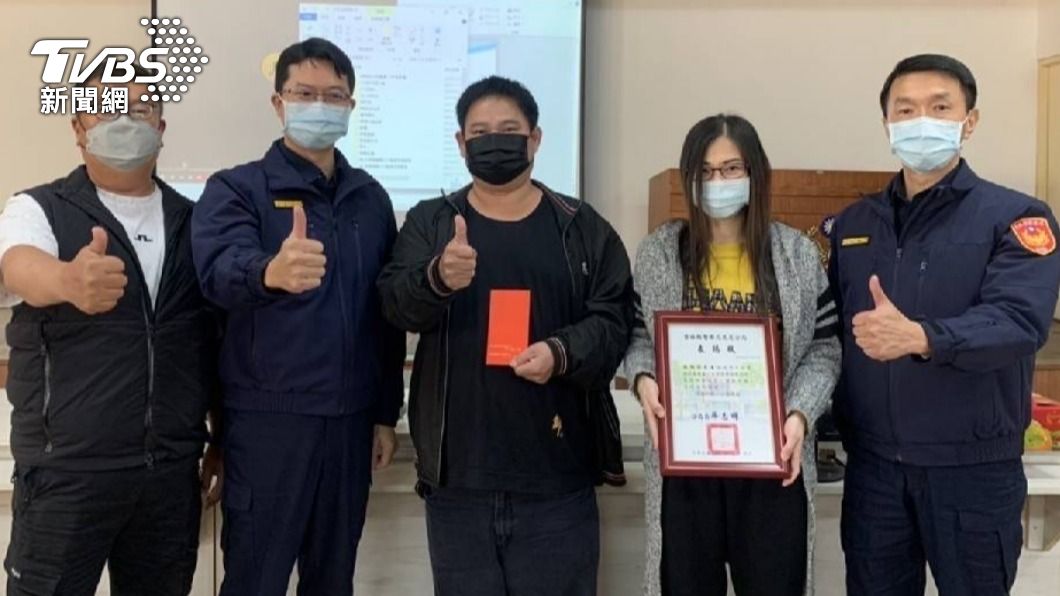 楊姓司機獲頒感謝狀和檢舉獎金。(圖/TVBS)