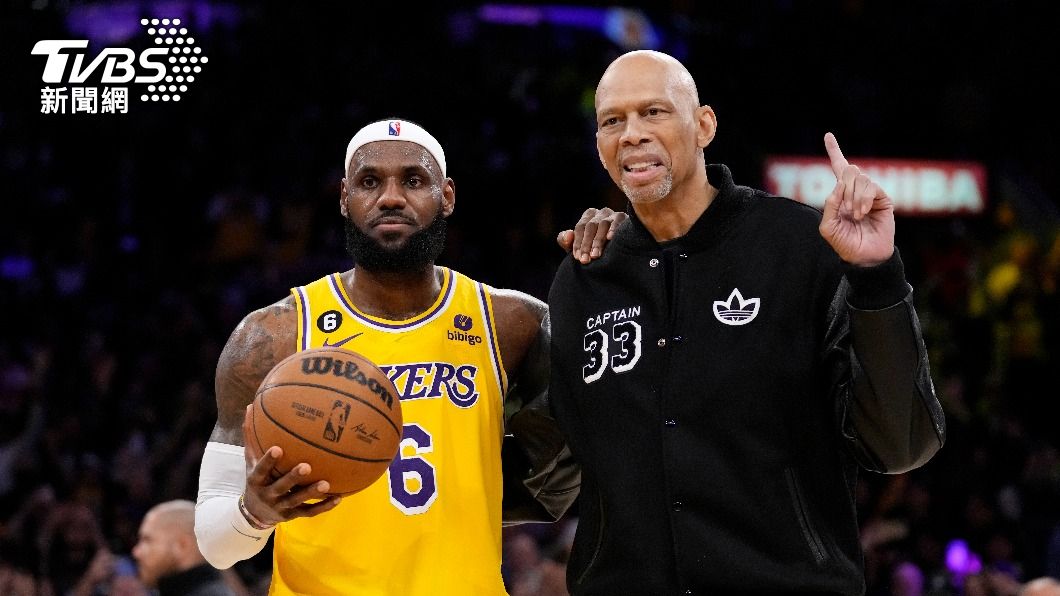 Jabbar與LeBron合影。（圖／達志影像美聯社）
