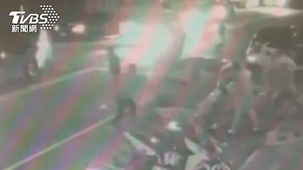 整條馬路變成打擊場!20名惡煞林口砸車 警到場全跑了