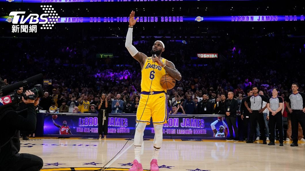 LeBron加冕NBA歷史得分王。(圖/達志影像美聯社)