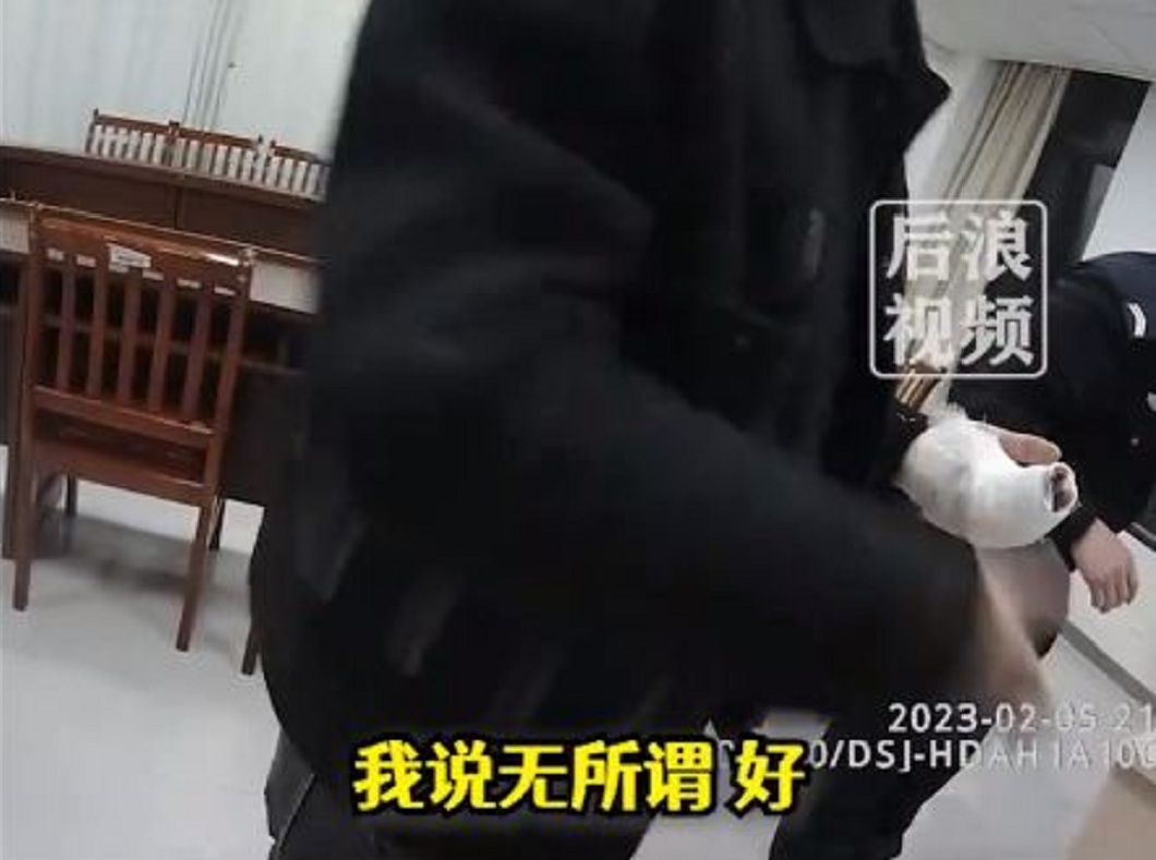 陝西一名人夫因買項鍊一事，和妻子吵架一氣之下竟將小指切掉。（圖／翻攝自微博）