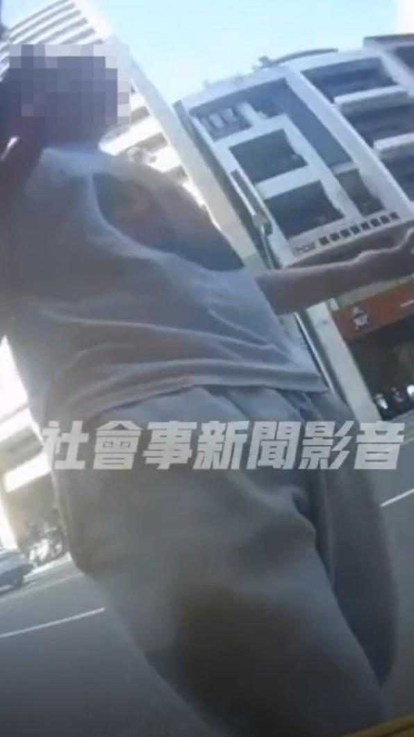 2人下車爆發拉扯。（圖／翻攝自社會事新聞影音）