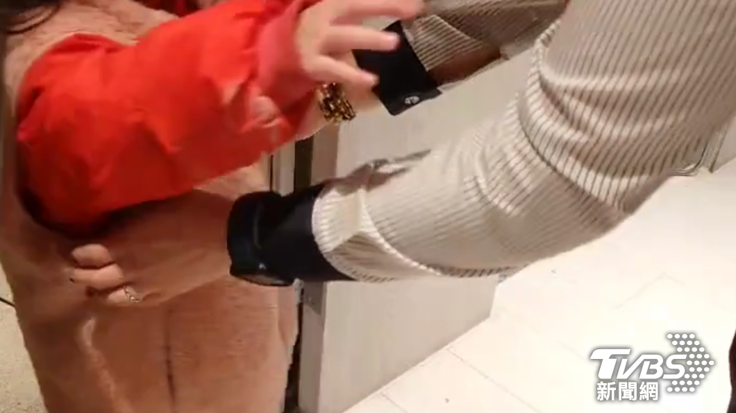 嚇壞了!2歲女娃反鎖試衣間狂哭喊 媽媽心急如焚