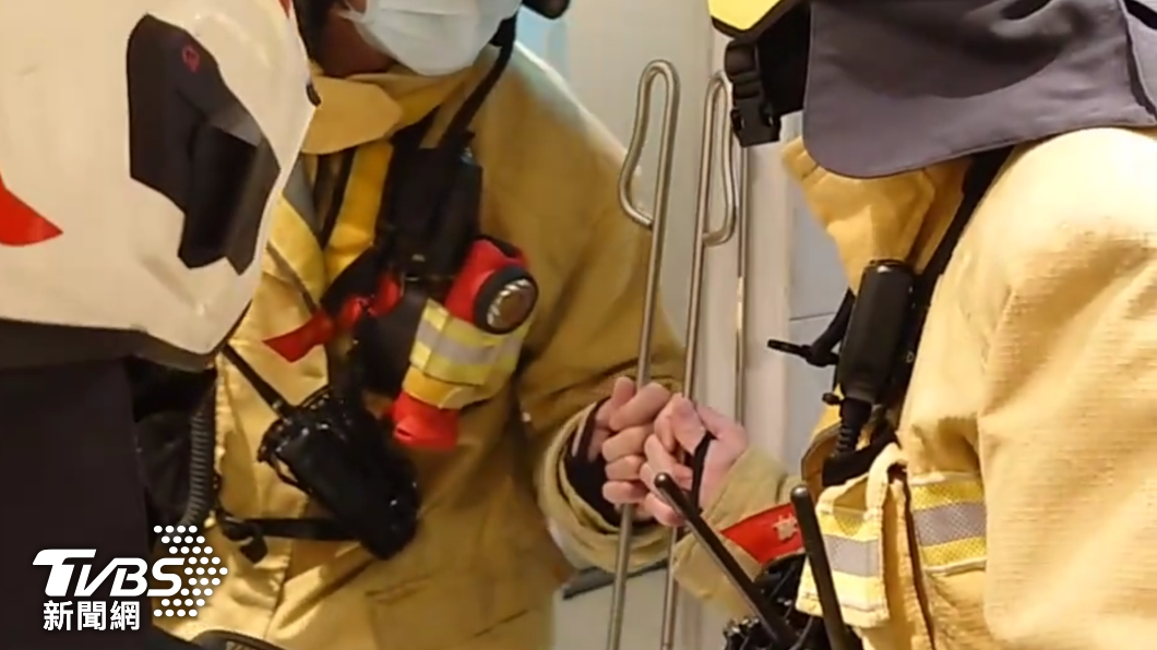 大批消防隊員趕到現場,準備切開隔板救援 (圖/TVBS)