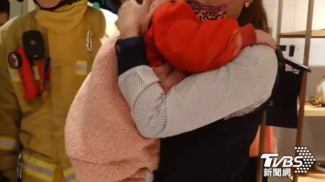 兩歲女娃脫困後,母親緊緊的擁在懷裡安撫 (圖/TVBS)