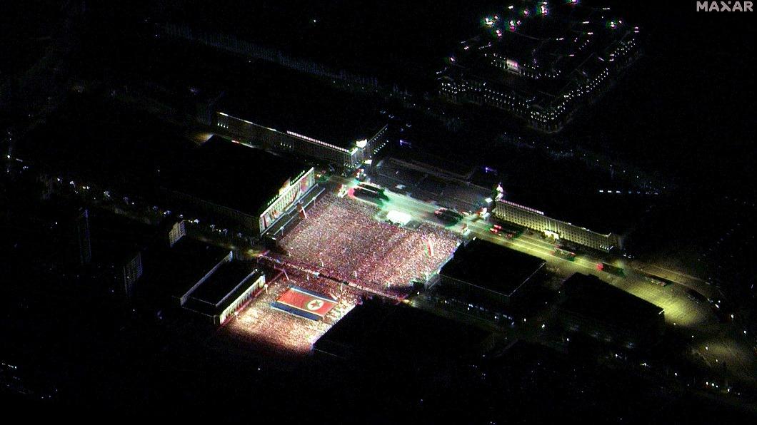 歷史最多枚！北韓夜間閱兵　疑6枚火星-17同時亮相