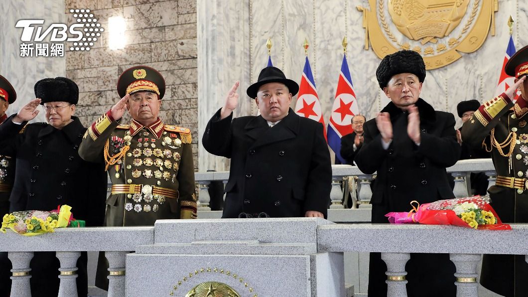北韓領導人金正恩穿祖父金日成最愛的黑禮帽、黑大衣出席閱兵儀式。（圖／達志影像美聯社）