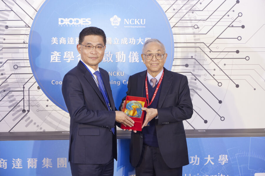 達爾集團盧董事長(右)致贈成功大學琉璃藝術品象徵齊心合力。(圖/達爾科技提供)