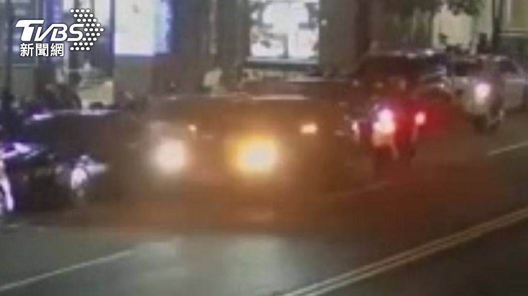 員警發現違規車上前盤查。(圖/TVBS)