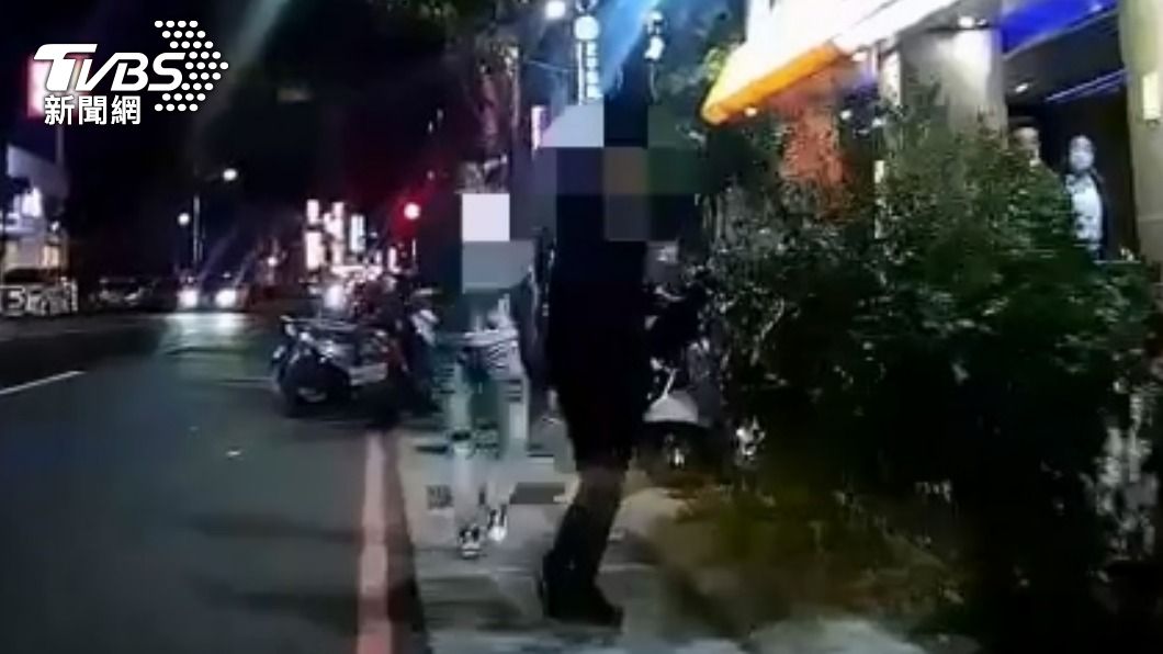 2男到派出所外徘徊也被員警搜出毒品。(圖/TVBS)