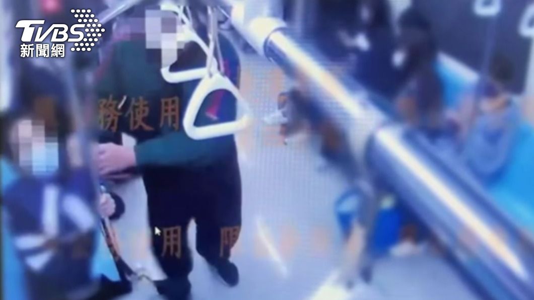 唐姓男子因肢體碰撞到隔壁林姓男子遭對方嗆聲，認為遭挑釁揪衣領反擊。（圖／TVBS）