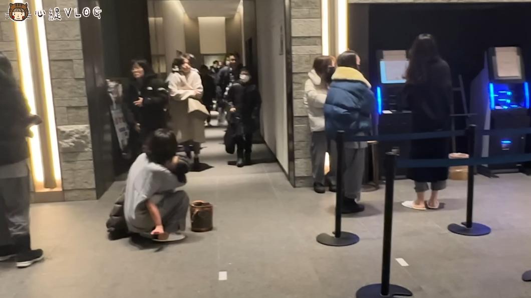 房客全逃到1樓避難。(圖/翻攝自吳心緹YT)