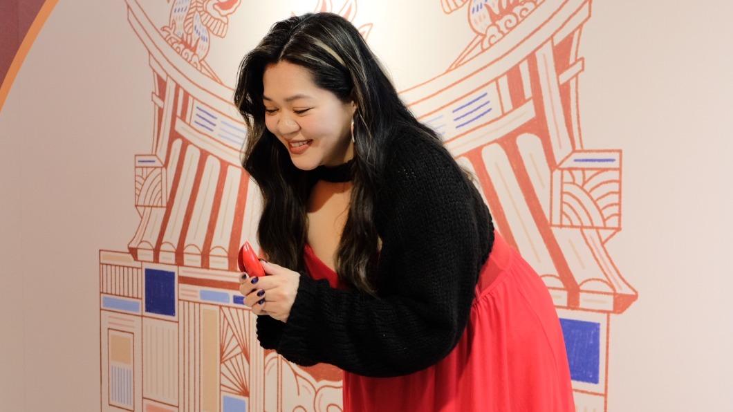 台版渡邊直美Amanda來到「愛情有(無)進展」展覽現場,向月老祈求姻緣。(圖/開麗娛樂)
