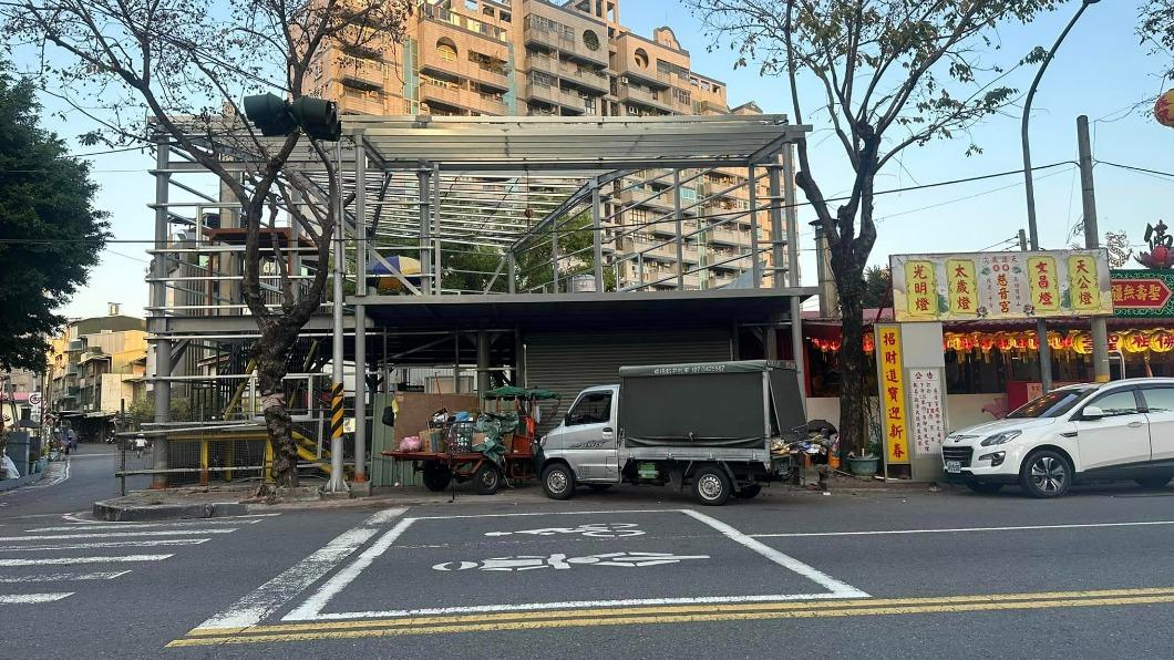 人行道變騎樓!國產署不甩高雄囂張違建 工務局出手了