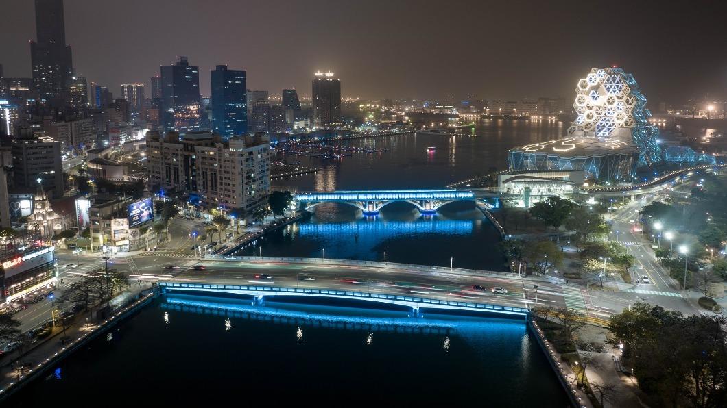 愛河沿岸及六座橋體亮起土耳其藍。(圖/翻攝自高雄市政府文化局臉書)
