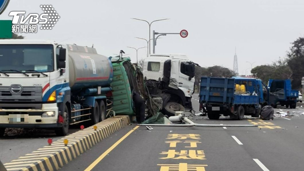 又是變換車道!海線各式大車撞成團 6線道全封、4人掛彩