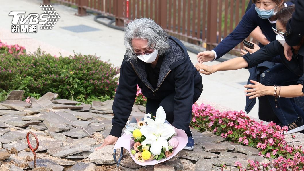 陪丁強走最後一程!李璇淚灑墓前「跪地獻花」慟別52年摯愛