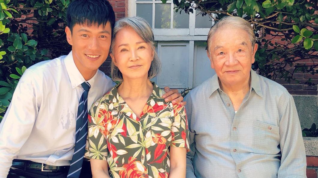 丁強(右)與李璇(中)是銀色夫妻,兩人相濡以沫多年。(圖/翻攝自鍾承翰 Hans Chung臉書)