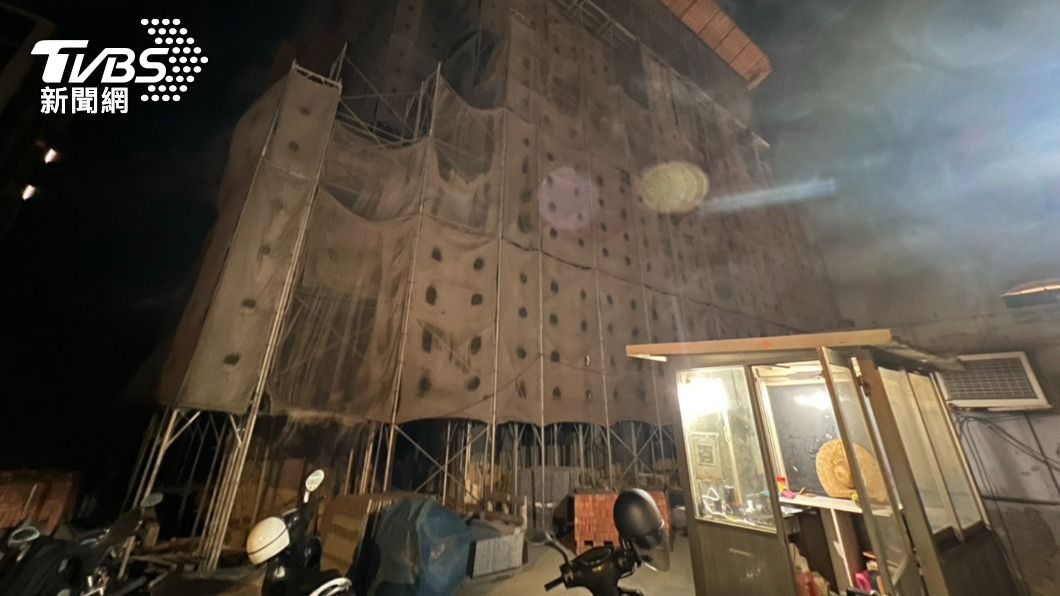 「轉角遇到派出所長」躲工地違法賭博　男賭客落跑撞倒警