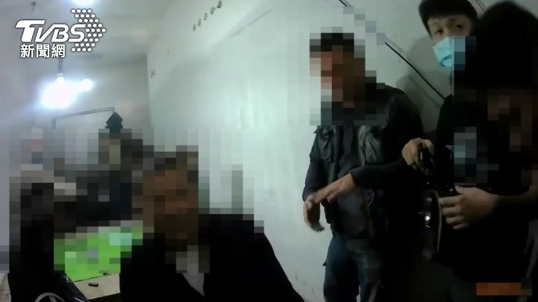 警方逮捕大批賭客。(圖/TVBS)