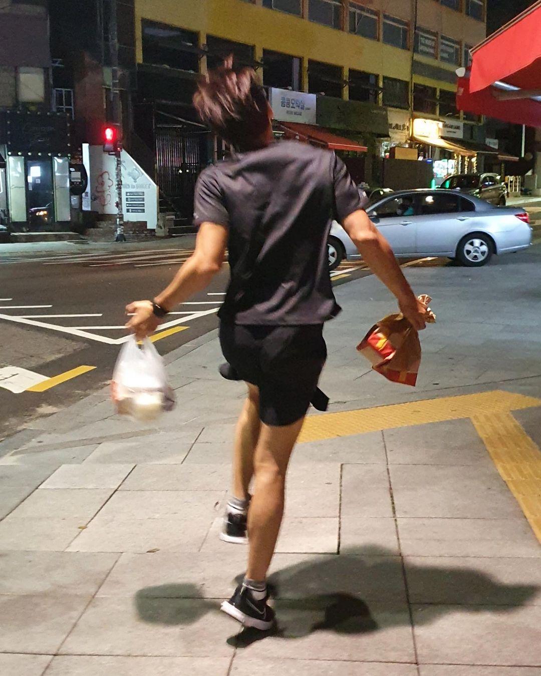 Rain曾分享消夜吃麥當勞的這份「樸實無華的快樂」。(圖/翻攝自Rain IG)