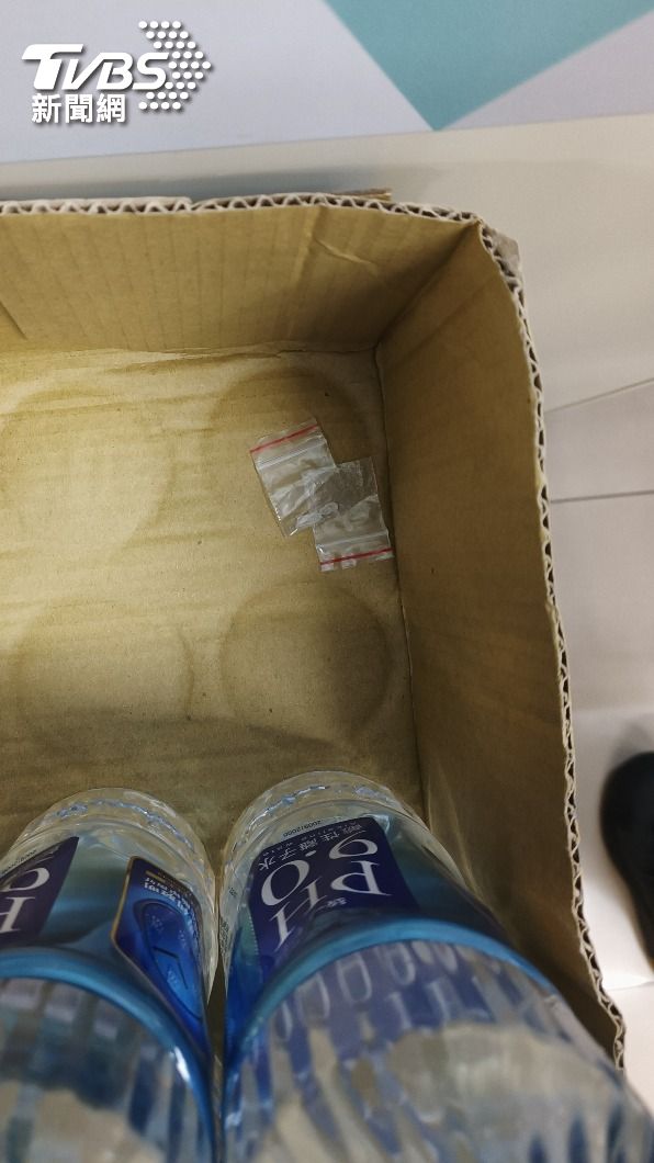 毒品被丟在礦泉水旁。(圖/TVBS)
