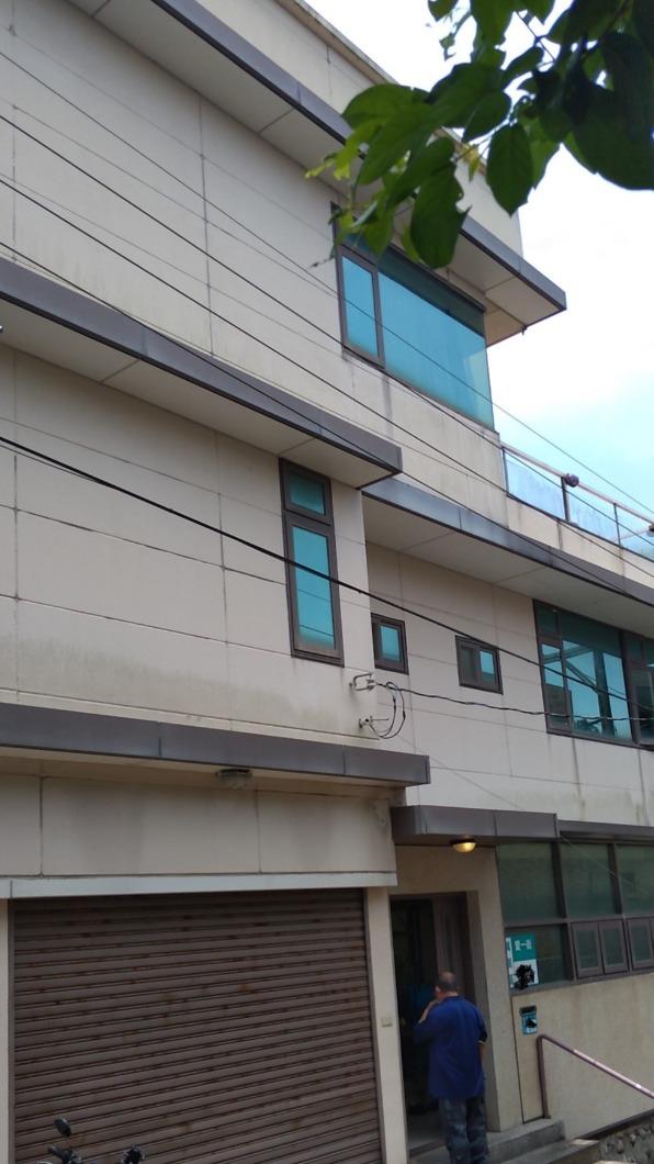 這棟民宿不但是違章建築,還一度淪為詐騙集團囚禁被害人的據點,金山分局就連續兩次,在這棟民宿救出被害人 (圖/金山分局提供)
