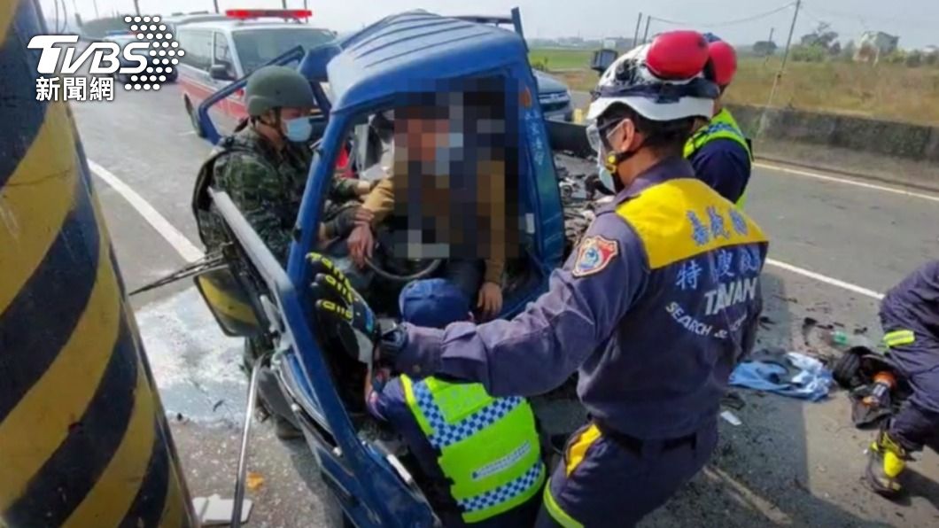 滿臉都血!嘉義男開小貨車自撞電桿 國軍演訓路過幫救人