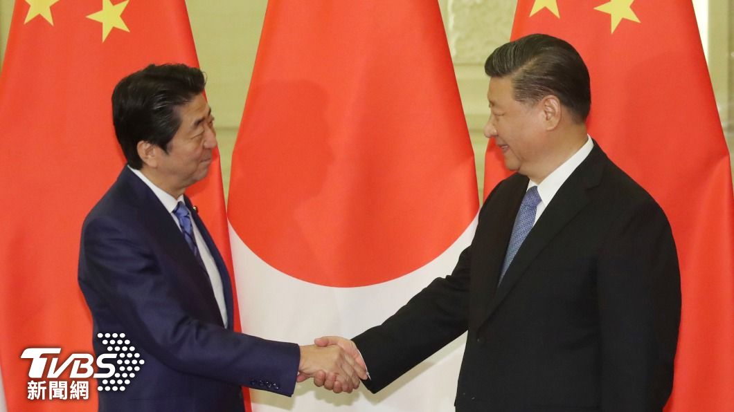 安倍晉三擔任首相8年8個月，是日本史上任期最長的首相，曾在北京大會堂與習近平會面。安倍晉三2019年時曾與習近平會面。（圖／達志影像美聯社）