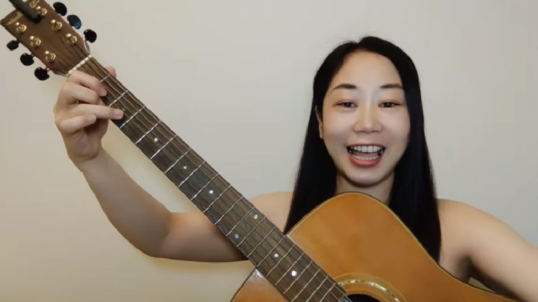 殘念!櫻花妹全裸自彈自唱仍沒人看 網毒舌:關鍵在顏值