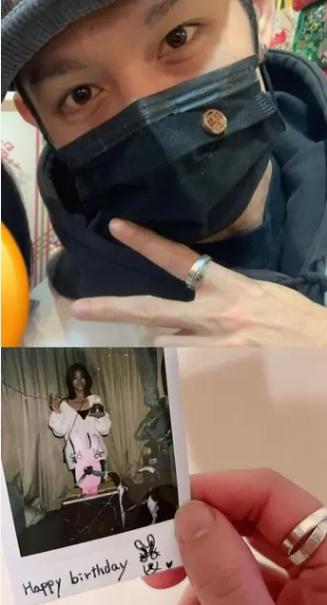 曹佑寧與王淨戴相同款式的戒指。(圖/翻攝自Dcard)