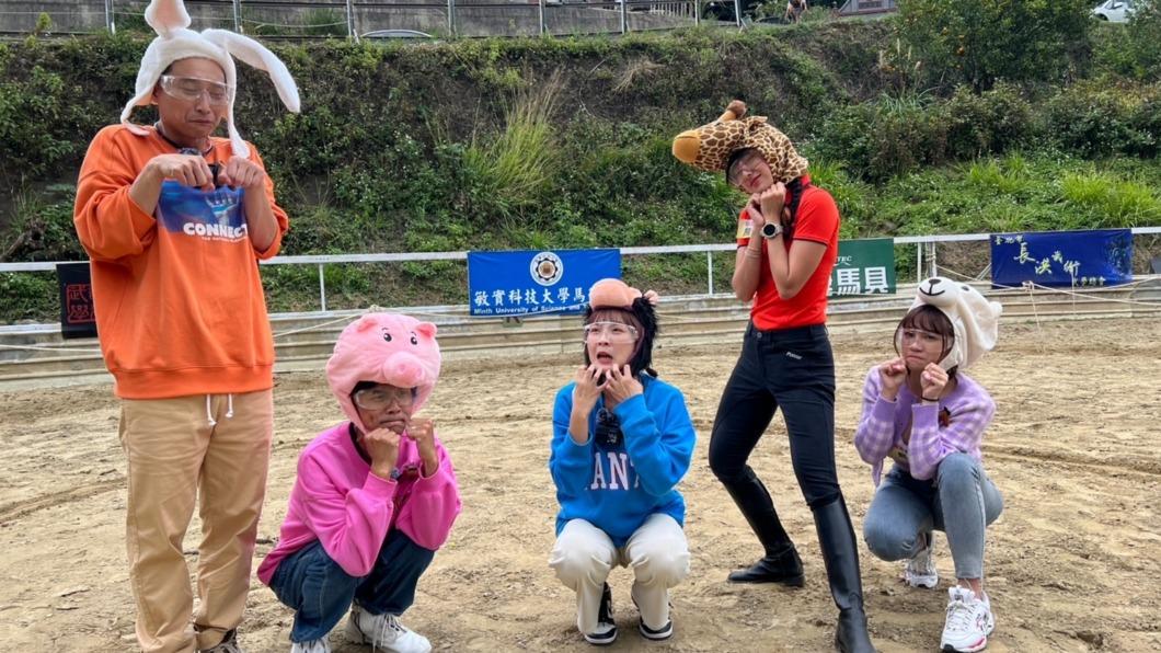 浩子(左起)和阿翔接受懲罰。(圖/民視提供)