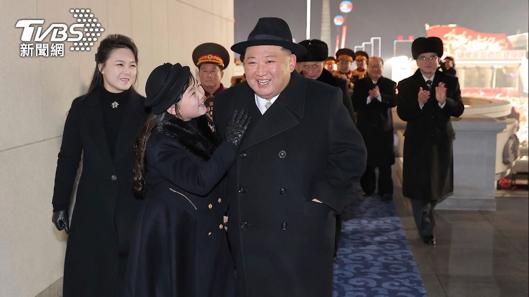 李雪主過去與金正恩和女兒金主愛同框時,走在兩人身後。(圖/達志影像美聯社)