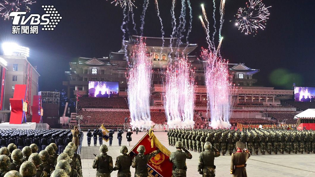 閱兵式於晚間在平壤金日成廣場登場。(圖/達志影像美聯社)