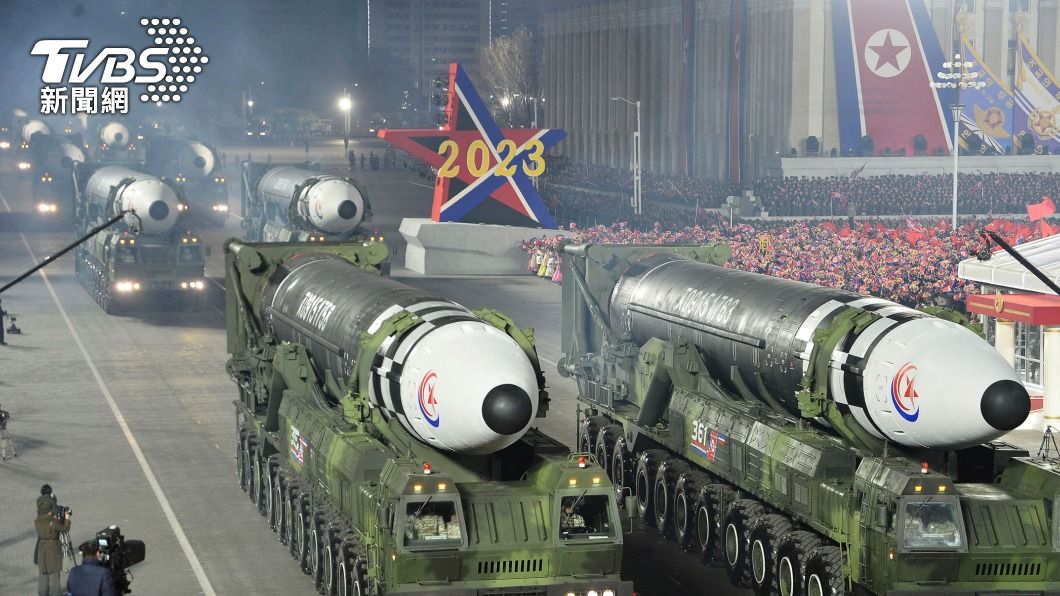 在此次閱兵式中,北韓也曝光了之前未公開的武器,包括「火星-17」洲際飛彈等。(圖/達志影像美聯社)