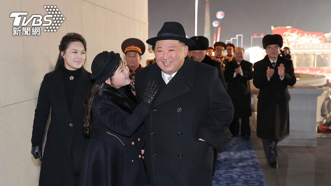 金正恩與金珠愛都穿著黑色大衣、頭戴圓禮帽。(圖/達志影像美聯社)