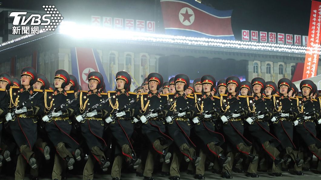 士兵齊步劃一的參與閱兵式。(圖/達志影像美聯社)