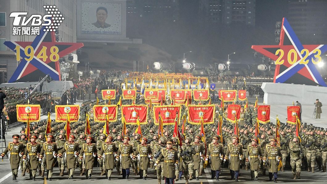 軍隊舉旗穿過閱兵式現場。圖中的1948為朝鮮人民軍建軍年分。(圖/達志影像美聯社)